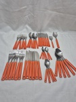 Parte de faqueiro com 48 peças em aço inox Hercules com cabo de plástico. Composto por 6 garfos de mesa, 6 facas de mesa, 6 colheres de sopa, 6 garfos de sobremesa, 6 facas de sobremes, 6 colheres de sobremesa, 4 colheres de chá, 6 colheres de café, 1 colher de servir açucar e 1 de salada.