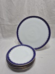 Jogo de servir bolo com 6 pratinhos em porcelana Renner Medaillon azul cobalto com friso ouro. Medindo o prato de servir 27,5cm de diâmetro, prato de sobremesa 17,5cm de diâmetro.