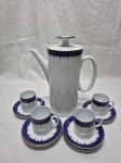 Jogo de servir café com bule e 4 xícaras em porcelana Renner Medaillon azul cobalto com friso ouro. Medindo bule 20cm de altura.