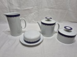 Jogo de servir chá, café com 4 peças em porcelana Renner Medaillon azul cobalto com friso ouro. Medindo a leiteira 17cm de altura.