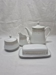 Jogo de servir chá, café com 4 peças em porcelana Three Crown com barra floral e friso prata. Composto de bule, leiteira, açucareiro e manteigueira.