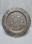 Lindo medalhão decorativo em metal cobreado com banho de prata. Medindo 33cm de diâmetro. Desgaste no banho.