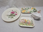 Lote diverso em melanina, composto de travessa oval, 2 petisqueiras e 1 molheira. Medindo a travessa 30cm x 22cm.