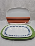 Lote de 3 travessas retangulares em melanina, modelos diversos. Medindo a maior 36cm x 26cm.