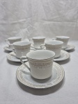 Jogo de 6 xícaras de chá em porcelana Three Crown barra floral e friso prata. Medindo 8,5cm x 7cm de altura.