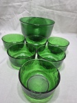 Jogo de bowl com 6 cumbucas em grosso vidro verde. Medindo o bowl 22cm x 12cm de altura e as cumbucas 11cm x 6cm de altura.