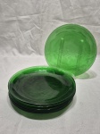 Jogo de 6 pratos de sobremesa em grosso vidro verde. Medindo 19cm de diâmetro.