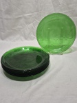 Jogo de 6 pratos rasos de mesa em grosso vidro verde. Medindo 21,5cm de diâmetro.