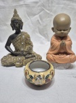 Lote de 2 imagens Budicas e pequeno bowl, peças em porcelana, madeira e resina. Medindo o maior 18cm de altura.