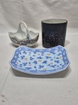 Lote de petisqueira, cachepot e cesta em porcelana, decoradas com flores e folhas. Medindo a petisqueira 18cm x 14cm.