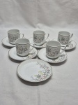 Jogo de 5 xícaras de café em porcelana Schmidt floral com friso prata. Medindo 5cm x 5cm de altura.