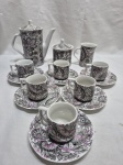Jogo de servir café com 9 peças em porcelana ARS Bohemia ricamente estampada.