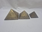 Lote de 3 enfeites de pirâmides em bronze. Medindo o maior 10,5cm x 10,5cm x 7cm de altura.