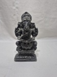 Linda escultura de ganesha em pedra preta com entalhes. Medindo 20cm de altura. Com pequeno bicado na base.