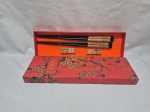 2 pares de hashi com descansos em madeira. Medindo 24,5cm de comprimento.