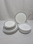 Jogo de 17 pratos em melanina Goyana, sendo 7 rasos, 7 de sobremesa e 3 fundos. Medindo o de mesa 25cm de diâmetro, sobremesa 19cm de diâmetro e sopa 18,5cm de diâmetro.