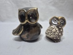 Lote de 2 enfeites na forma de coruja em porcelana e cerâmica. Medindo o maior 11cm de altura.
