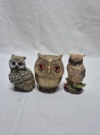 Lote de 3 enfeites na forma de coruja em resina e metal. Medindo o maior 8cm de altura.