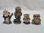 Lote de 4 enfeites na forma de coruja em resina. Medindo o maior 8,5cm de altura.