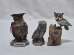 Lote de 3 enfeites na forma de coruja em porcelana, resina e madeira. Medindo o maior 11cm de altura.