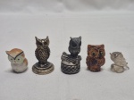 Lote de 5 enfeites na forma de corujas em metal, porcelana e vidro. Medindo o maior 5cm de altura.