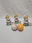 Lote de 3 castiçais e 2 ovos decorativas em porcelana. Medindo 10cm de altura.