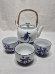 Jogo de bule e 3 copos em porcelana azul e branco. Medindo o bule 12cm de altura.