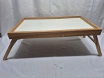 Bandeja retangular em madeira com pés dobráveis. Medindo 50cm x 30cm x 21,5cm de altura.