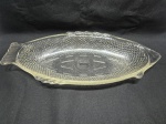 Travessa na forma de peixe em vidro moldado. Medindo 45cm x 22cm x 6cm de altura. Com pequenos bicados.