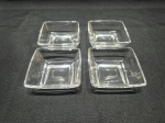 Jogo de 4 petisqueiras quadradas em cristal incolor assinado. Medindo 8,5cm x 8,5cm x 3,5cm de altura.