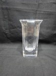 Lindo vaso, floreira em grosso vidro facetado. Medindo 10,5cm x 8cm x 19,5cm de altura.