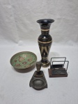 Lote diverso, composto de pequeno bowl, vaso, etc. Peças em latão, metal e bronze. Medindo o vaso 19cm de altura.