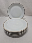 Jogo de 6 pratos rasos de mesa em porcelana Renner Medaillon com friso ouro. Medindo 25cm de diâmetro. Leve desgaste no friso.