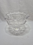 Lindo centro de mesa em grosso cristal europeu moldado em gomos facetados e base sextavada, peça selada. Medindo 26cm x 20cm de altura. Com restauro na borda.