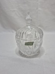 Linda compoteira em cristal polonês lapidado, peça selada. Medindo 9,5cm x 14cm de altura total.
