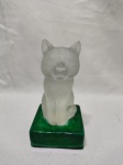 Linda escultura de gato em cristal fosco tipo lalique e base em malaquita. Medindo 7cm x 7cm x 13cm de altura.