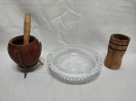 Lote de cinzeiro em vidro, cuia de chimarrão e pilão em madeira. Medindo o cinzeiro 17cm x 4,5cm de altura.
