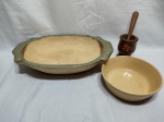 Lote de centro de mesa, fruteira em madeira, pilão em madeira e bowl em porcelana. Medindo a travessa 36cm x 24cm x 6,5cm de altura.