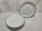Jogo de 6 pratos rasos em porcelana Renner com friso prata. Medindo 25cm de diâmetro. Leve desgaste no friso.