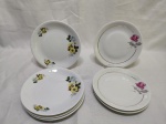 Lote de 7 pratos de sobremesa em porcelana floral, sendo 4 amarelas e 3 rosas. Medindo 17,5cm de diâmetro.
