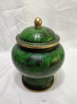 Lindo potiche bojudo em metal esmaltado clossone verde com ouro. Medindo 14,5cm x 20,5cm de altura com tampa.