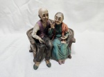 Linda escultura retratango casal de velhinhos em biscuit com policromia. Medindo 15cm x 13,5cm x 15,5cm de altura.