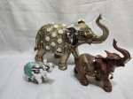 Lote de 3 enfeites de elefantes indianos em resina. Medindo o maior 24cm x 9cm x 19,5cm de altura.