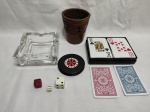 Lote de cinzeiro em vidro, par de baralhos em plastico copo de dados em couro, etc. Medindo o cinzeiro 11,5cm x 11,5cm x 4,5cm de altura.