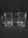 Lote de 2 canecas de cerveja em vidro moldado. Medindo o maior 8,5cm x 14cm de altura.