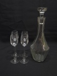 Lote de garrafa, licoreira com 4 taças de licor em vidro. Medindo a garrafa 33,5cm de altura total.