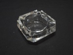 Lindo cinzeiro quadrado em grosso cristal tcheco, assinado "Desnã". Medindo 11cm x 11cm x 5cm de altura.