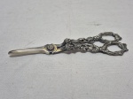 Tesoura para corte de uvas em prata de lei contrastada, ricamente trabalhada com relevos. Medindo 19,5cm de comprimento. pesando 150 gramas.