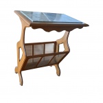 Mesa de apoio e revisteiro em madeira pau marfim marchetado nas laterais  com tampo de mármore, o revisteiro com laterais de vidro, 60 x 38, Alt. 71 cm.