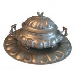 Sopeira com lpresentoir em estanho gomado, marcado na base, Estanho Puro Macedo 95%,  33 x 23, Alt. 26 e 45 x 36 cm;